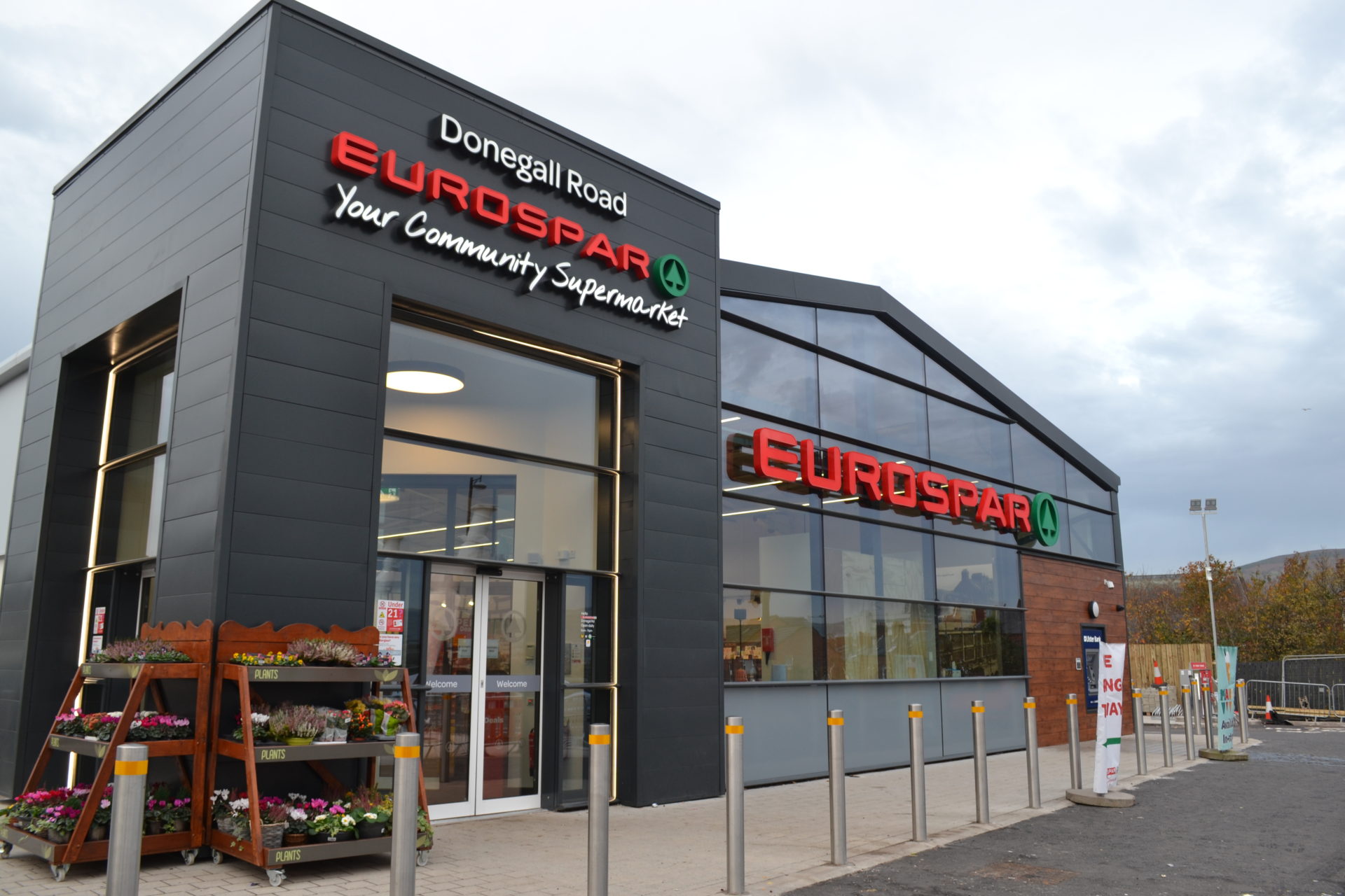 Магазин расположен. Eurospar вывеска. Евроспар Инженерная 3. Eurospar отдельно стоящее здание. Евроспар Нижний картинки фасады.